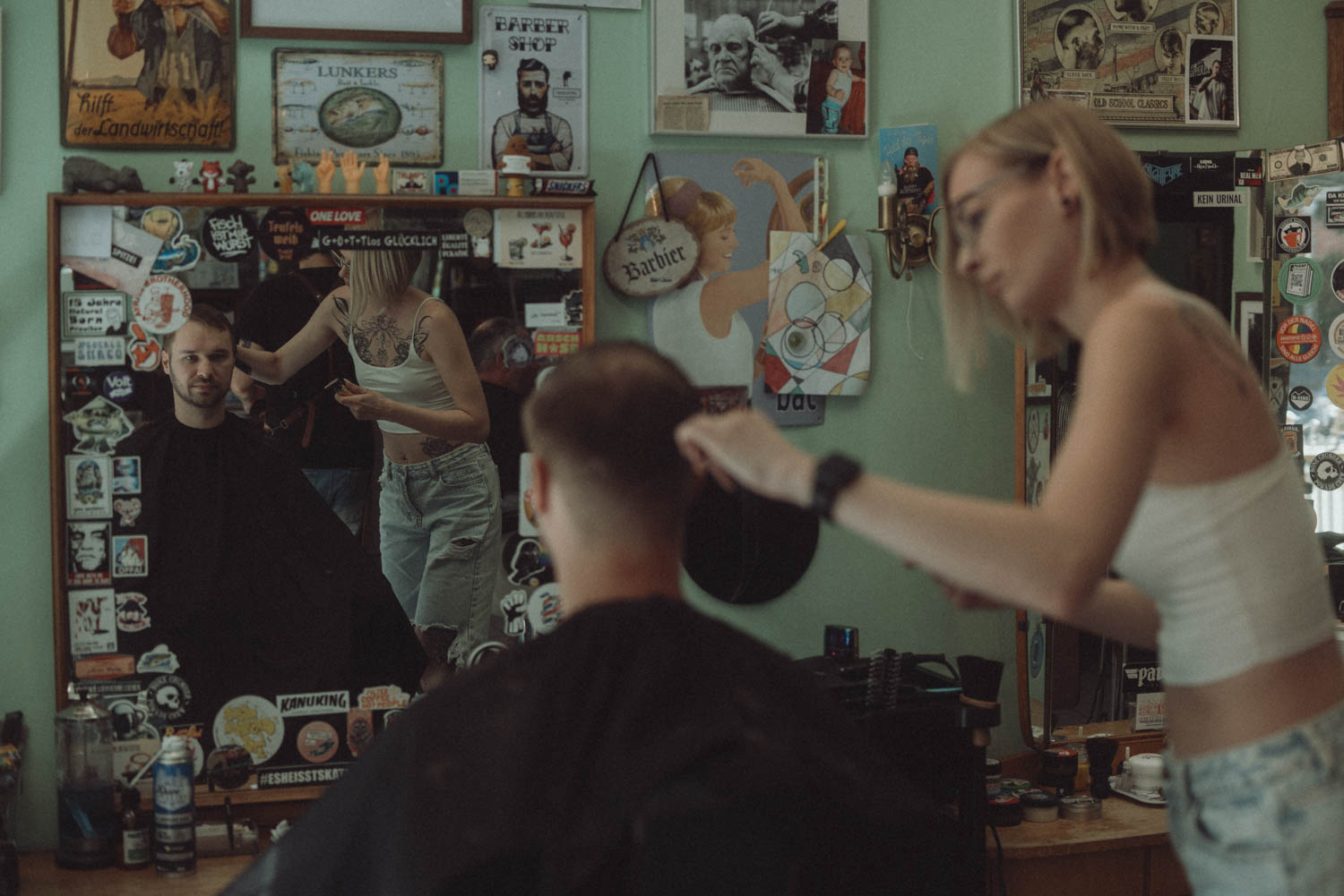 Haarschnitt und Styling vor dem Vintage-Spiegel im Barbershop