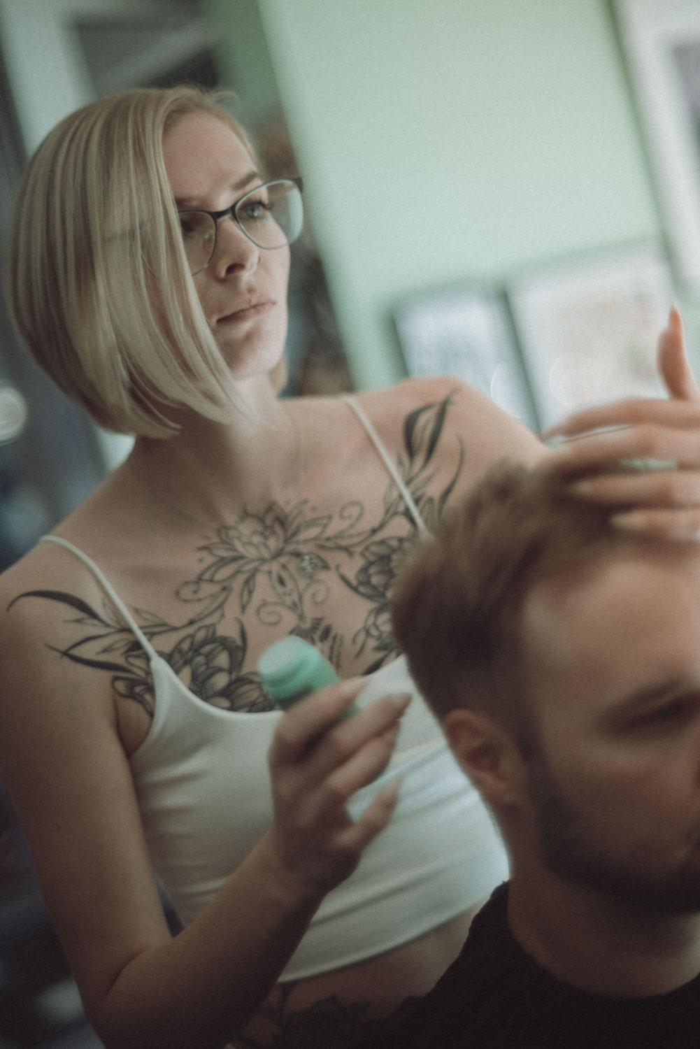 Individuelles Haarstyling und Haarpflege für den modernen Gentleman