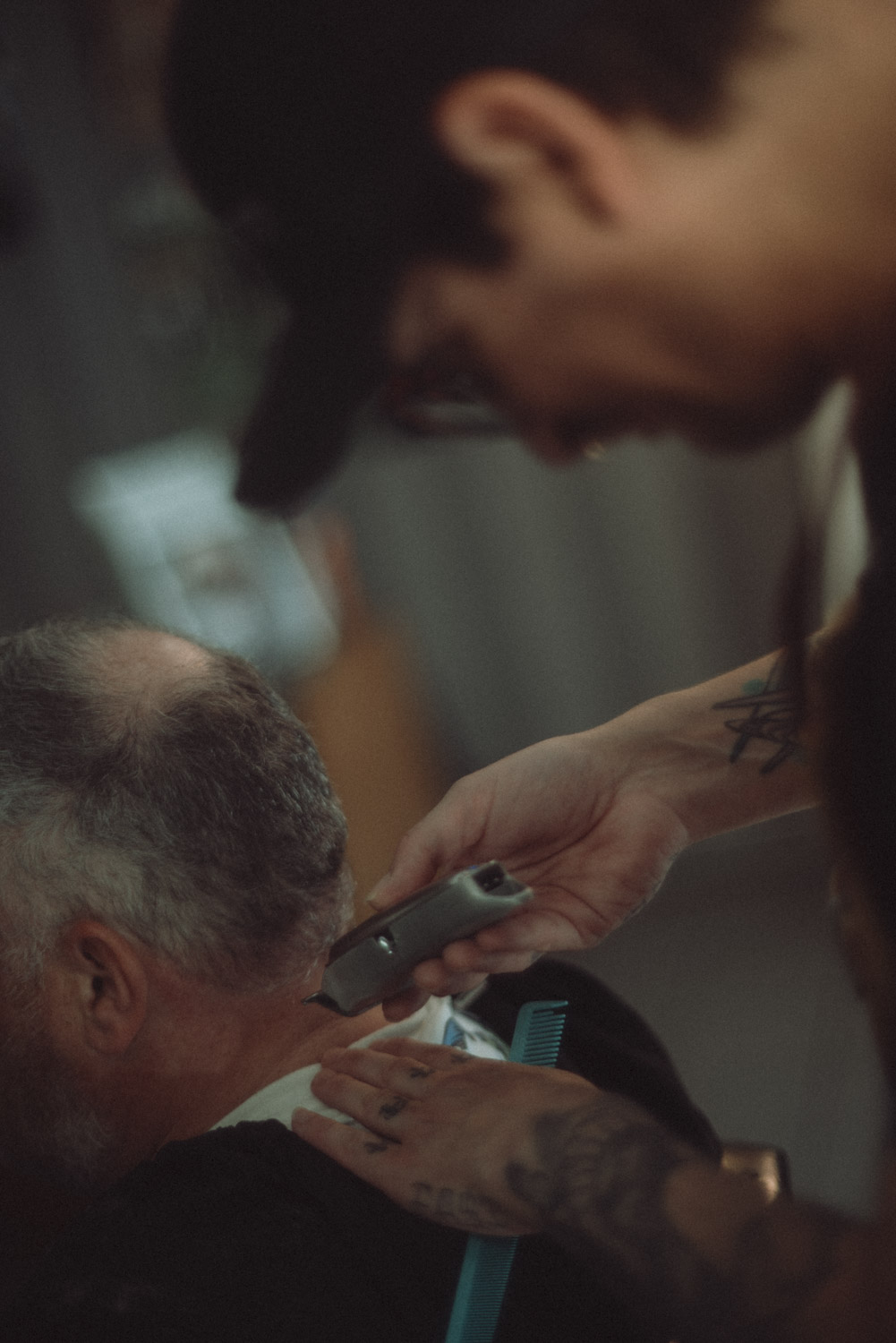 Exakter Fade-Cut und Konturenschnitt mit der Haarschneidemaschine